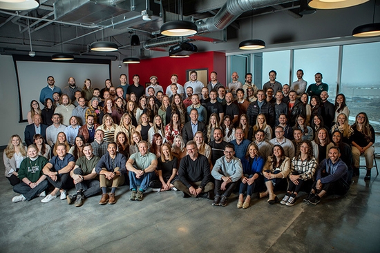 Keizer Karel Online large group staff photo in the office