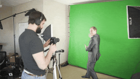 Aden Andrus Gesturing Wildly While Making a Video Ad | Keizer Karel Online